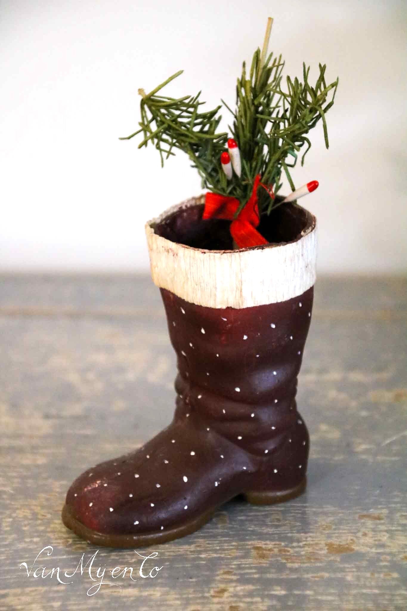 Kleiner Bonbonbehälter „Weihnachtsstiefel“ aus Verbundmaterial