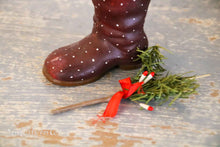 Lade das Bild in den Galerie-Viewer, Kleiner Bonbonbehälter „Weihnachtsstiefel“ aus Verbundmaterial
