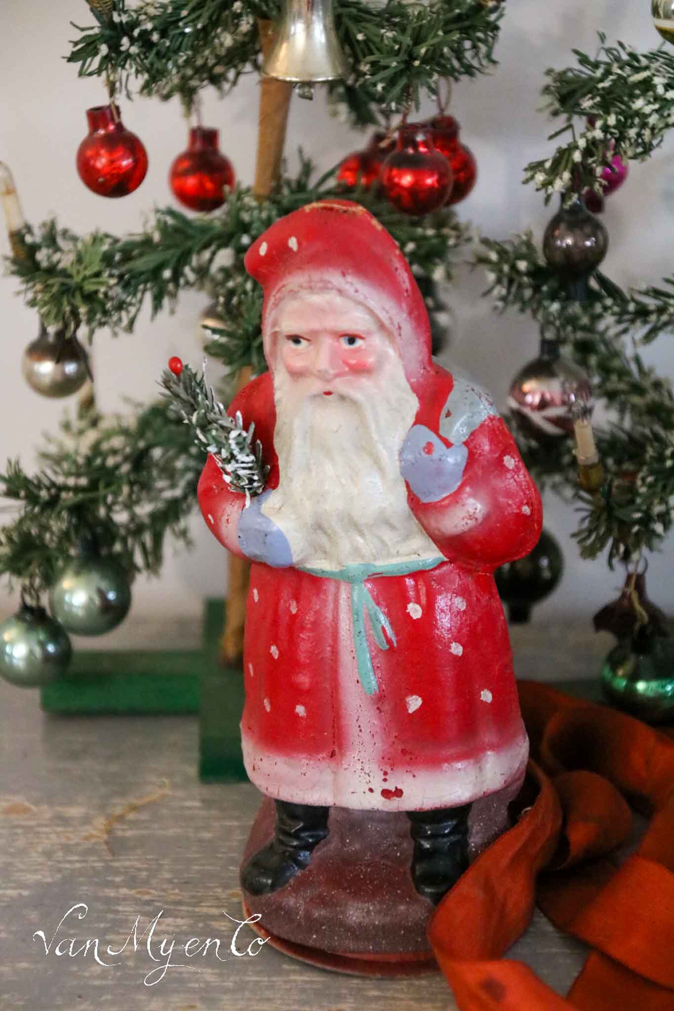 Kleiner Weihnachtsmann-Süßigkeitenbehälter mit gepunktetem Umhang