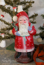 Lade das Bild in den Galerie-Viewer, Kleiner Weihnachtsmann-Süßigkeitenbehälter mit gepunktetem Umhang
