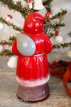 Lade das Bild in den Galerie-Viewer, Kleiner Weihnachtsmann-Süßigkeitenbehälter mit gepunktetem Umhang
