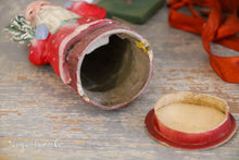 Lade das Bild in den Galerie-Viewer, Kleiner Weihnachtsmann-Süßigkeitenbehälter mit gepunktetem Umhang
