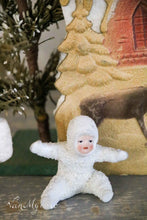 Lade das Bild in den Galerie-Viewer, Kleine Statue „Schneebaby“
