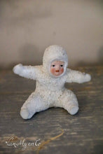 Lade das Bild in den Galerie-Viewer, Kleine Statue „Schneebaby“
