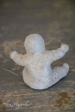 Lade das Bild in den Galerie-Viewer, Kleine Statue „Schneebaby“
