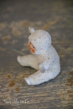Lade das Bild in den Galerie-Viewer, Kleine Statue „Schneebaby“
