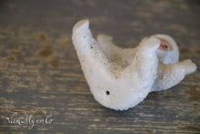 Lade das Bild in den Galerie-Viewer, Kleine Statue „Schneebaby“
