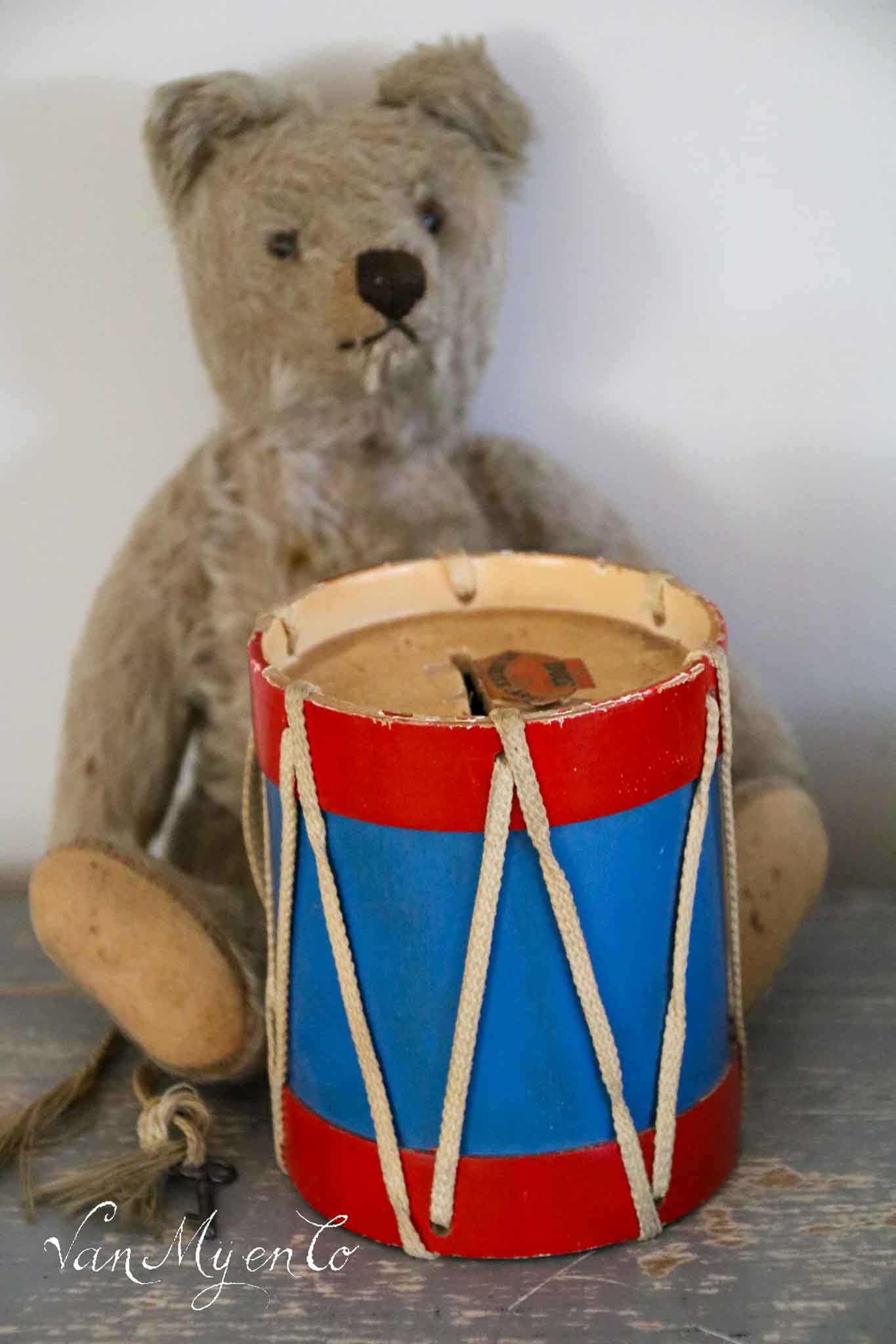 Französische Spardose in Trommelform aus Holz