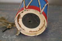 Lade das Bild in den Galerie-Viewer, Französische Spardose in Trommelform aus Holz
