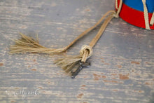 Lade das Bild in den Galerie-Viewer, Französische Spardose in Trommelform aus Holz
