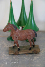 Lade das Bild in den Galerie-Viewer, Pappmaché-Pferd auf Rädern
