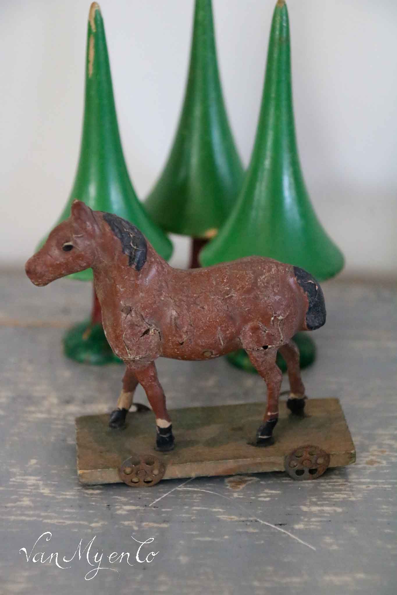 Pappmaché-Pferd auf Rädern