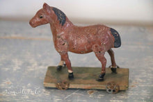 Lade das Bild in den Galerie-Viewer, Pappmaché-Pferd auf Rädern
