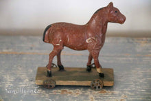 Lade das Bild in den Galerie-Viewer, Pappmaché-Pferd auf Rädern
