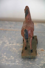 Lade das Bild in den Galerie-Viewer, Pappmaché-Pferd auf Rädern
