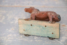 Lade das Bild in den Galerie-Viewer, Pappmaché-Pferd auf Rädern
