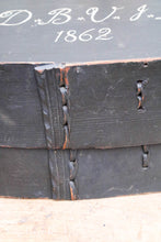 Afbeelding in Gallery-weergave laden, Antieke ovale spanen doos in donkerblauw
