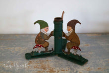 Afbeelding in Gallery-weergave laden, Kerstboomstandaard 'kabouters'
