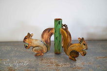 Afbeelding in Gallery-weergave laden, Kerstboomstandaard 'eekhoorns'
