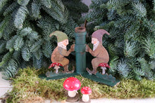 Afbeelding in Gallery-weergave laden, Kerstboomstandaard 'kabouters'
