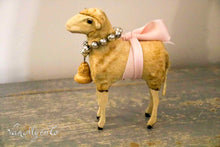 Afbeelding in Gallery-weergave laden, Groot schaap uit het Ertsgebergte met glaze ogen
