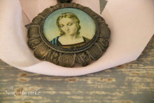 Load image into Gallery viewer, Filigree pendant made of silver.
