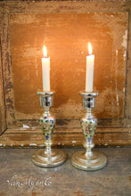 Lade das Bild in den Galerie-Viewer, Antike silberne Glaskerzenständer mit einzigartiger Verzierung
