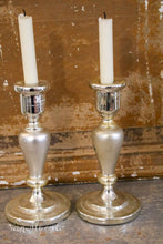 Lade das Bild in den Galerie-Viewer, Antike silberne Glaskerzenständer mit einzigartiger Verzierung
