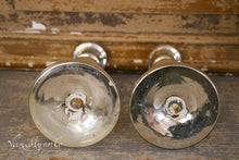 Lade das Bild in den Galerie-Viewer, Antike silberne Glaskerzenständer mit einzigartiger Verzierung
