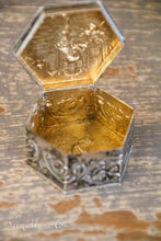 Lade das Bild in den Galerie-Viewer, Antike silberne Schnupftabakdose
