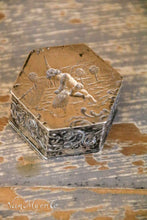 Lade das Bild in den Galerie-Viewer, Antike silberne Schnupftabakdose
