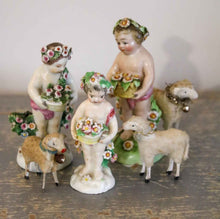 Lade das Bild in den Galerie-Viewer, Porzellanblumenkinder
