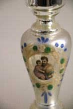 Lade das Bild in den Galerie-Viewer, Antike silberne Glaskerzenständer mit einzigartiger Verzierung
