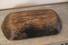 Lade das Bild in den Galerie-Viewer, Antike ovale Holzschale
