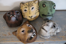Afbeelding in Gallery-weergave laden, Oude dierenmaskers
