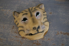 Afbeelding in Gallery-weergave laden, Oude dierenmaskers
