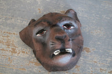 Afbeelding in Gallery-weergave laden, Oude dierenmaskers
