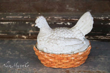 Afbeelding in Gallery-weergave laden, Kip op nest van porselein
