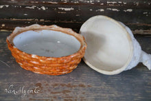 Afbeelding in Gallery-weergave laden, Kip op nest van porselein
