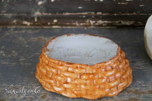 Afbeelding in Gallery-weergave laden, Kip op nest van porselein
