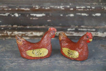 Afbeelding in Gallery-weergave laden, Kippetjes van papier maché
