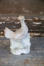 Afbeelding in Gallery-weergave laden, Wit porseleinen kippetje
