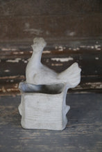 Afbeelding in Gallery-weergave laden, Wit porseleinen kippetje
