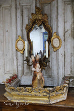 Afbeelding in Gallery-weergave laden, Antiek handgesneden houten ornament/ voetstuk
