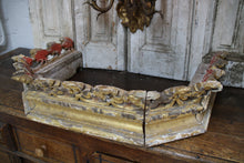 Afbeelding in Gallery-weergave laden, Antiek handgesneden houten ornament/ voetstuk
