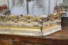 Afbeelding in Gallery-weergave laden, Antiek handgesneden houten ornament/ voetstuk
