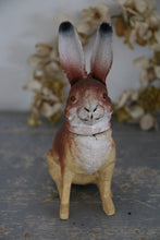 Afbeelding in Gallery-weergave laden, Paashaas candycontainer in zittende houding.
