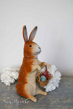 Afbeelding in Gallery-weergave laden, Staande haas met mandje
