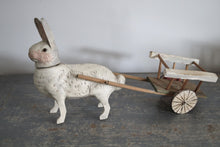 Afbeelding in Gallery-weergave laden, Paashaas candycontainer met karretje
