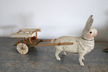 Afbeelding in Gallery-weergave laden, Paashaas candycontainer met karretje
